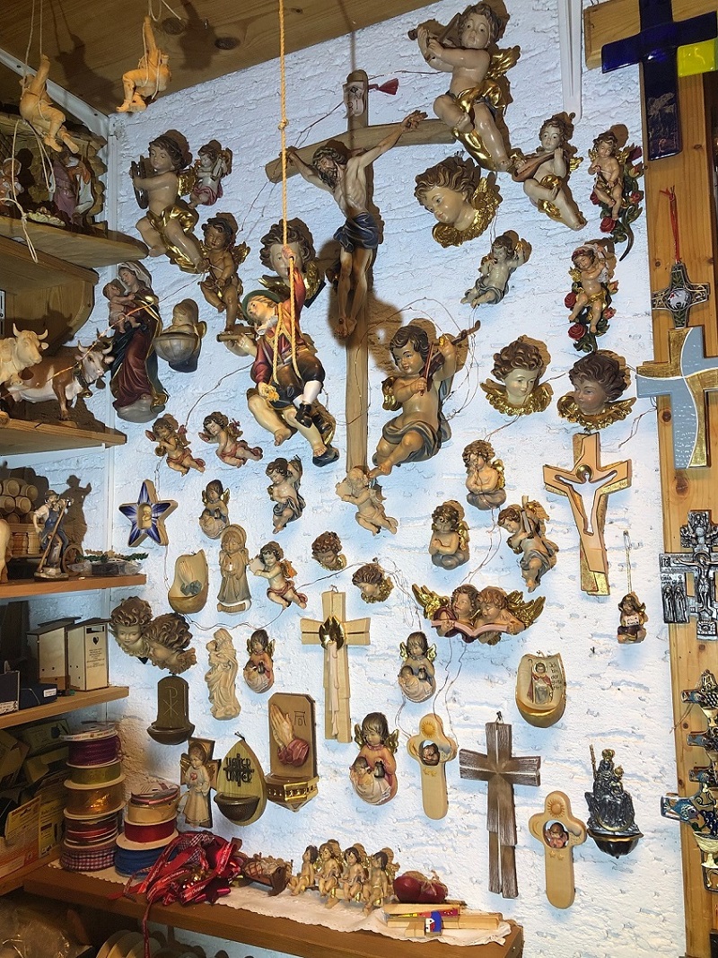 Verschiedene Kruzefixe und Putten 